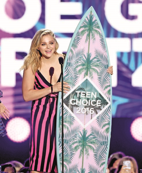 GENÇLERİN GÖZDE YILDIZLARI ÖDÜLLENDİRİLDİ