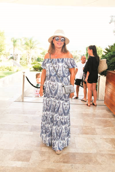 HAVUZ BAŞINDA RENKLİ TANITIM