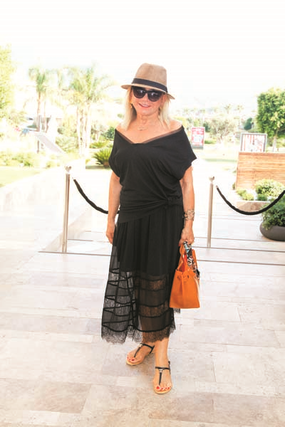 HAVUZ BAŞINDA RENKLİ TANITIM