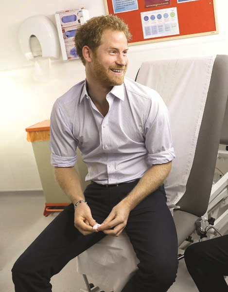 PRENS CHARLES VE EŞİNDEN  FİLM SETİNE ZİYARET