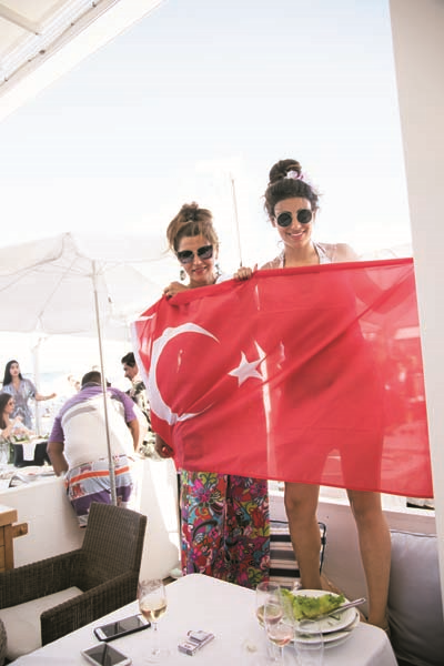 ST. TROPEZ’DE AY-YILDIZLI COŞKU