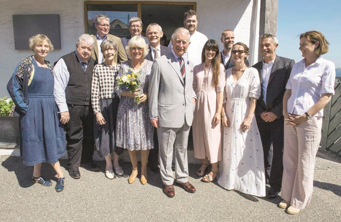 PRENS CHARLES VE EŞİNDEN  FİLM SETİNE ZİYARET