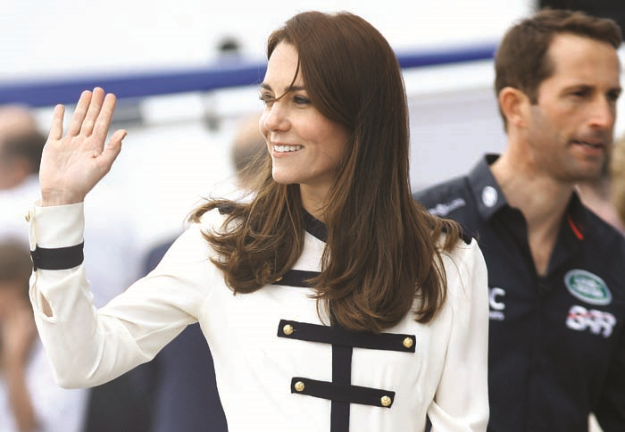 PRENS CHARLES VE EŞİNDEN  FİLM SETİNE ZİYARET