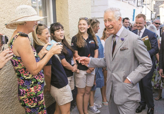 PRENS CHARLES VE EŞİNDEN  FİLM SETİNE ZİYARET