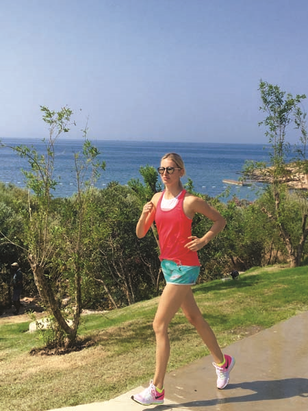 PODYUMLARIN ETKİLEYİCİ YÜZÜ KAROLİNA KURKOVA BODRUM TATİLİNDEN ÖZEL KARELERLE