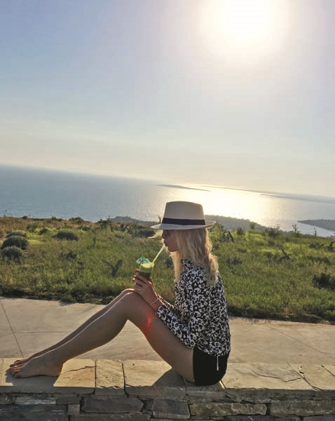 PODYUMLARIN ETKİLEYİCİ YÜZÜ KAROLİNA KURKOVA BODRUM TATİLİNDEN ÖZEL KARELERLE