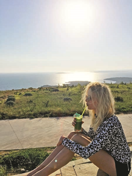 PODYUMLARIN ETKİLEYİCİ YÜZÜ KAROLİNA KURKOVA BODRUM TATİLİNDEN ÖZEL KARELERLE