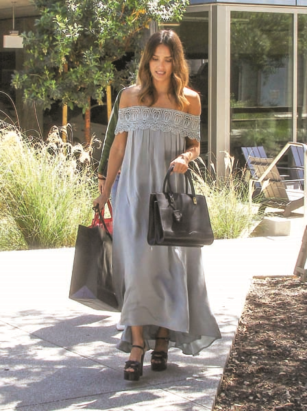 OYUNCU VE GİRİŞİMCİ JESSICA ALBA FARKLILIĞI SEVİYOR