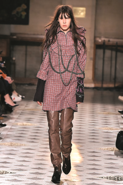 GİZEMLİ MARKA VETEMENTS YILDIZLARIN GÖZDESİ