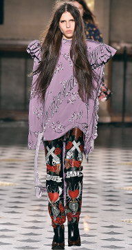 GİZEMLİ MARKA VETEMENTS YILDIZLARIN GÖZDESİ