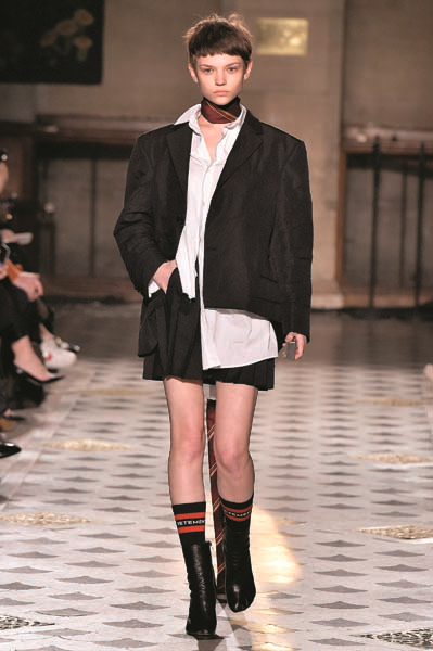 GİZEMLİ MARKA VETEMENTS YILDIZLARIN GÖZDESİ