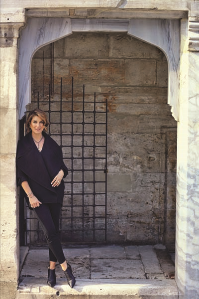 YONCA EBUZZİYA LÜKSLERİNİ ALEM’E ANLATTI