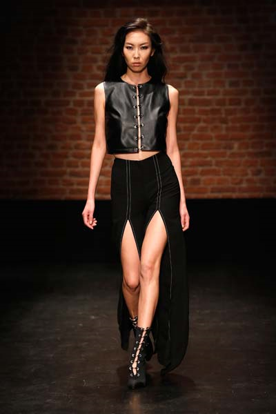 2. GÜNÜN İLK DEFİLESİ