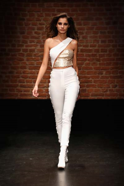 RENKLİ SELMA ÇİLEK DEFİLESİ