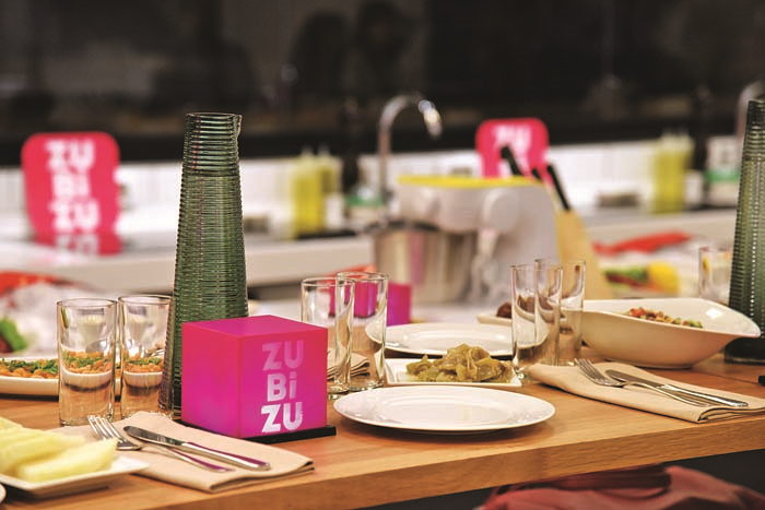 SOHBETLE RENKLENEN EĞLENCELİ YEMEK ATÖLYESİ