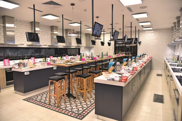 SOHBETLE RENKLENEN EĞLENCELİ YEMEK ATÖLYESİ