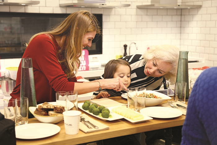 SOHBETLE RENKLENEN EĞLENCELİ YEMEK ATÖLYESİ