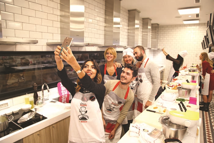 SOHBETLE RENKLENEN EĞLENCELİ YEMEK ATÖLYESİ