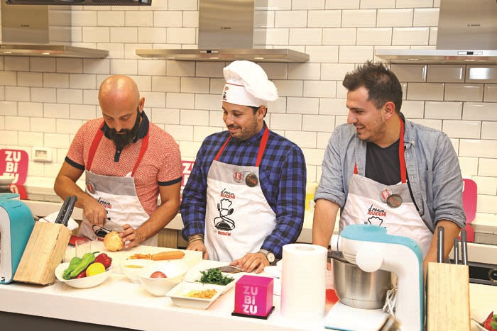 SOHBETLE RENKLENEN EĞLENCELİ YEMEK ATÖLYESİ