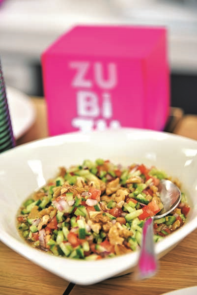 SOHBETLE RENKLENEN EĞLENCELİ YEMEK ATÖLYESİ