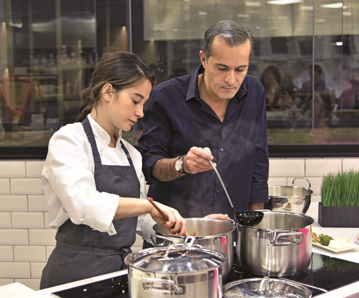 SOHBETLE RENKLENEN EĞLENCELİ YEMEK ATÖLYESİ