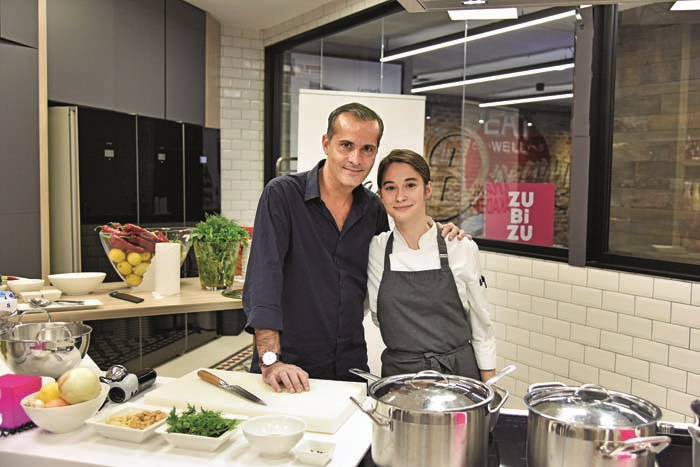 SOHBETLE RENKLENEN EĞLENCELİ YEMEK ATÖLYESİ