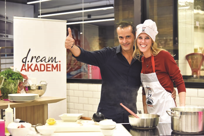 SOHBETLE RENKLENEN EĞLENCELİ YEMEK ATÖLYESİ