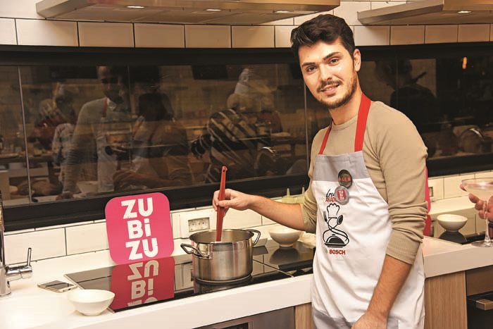 SOHBETLE RENKLENEN EĞLENCELİ YEMEK ATÖLYESİ