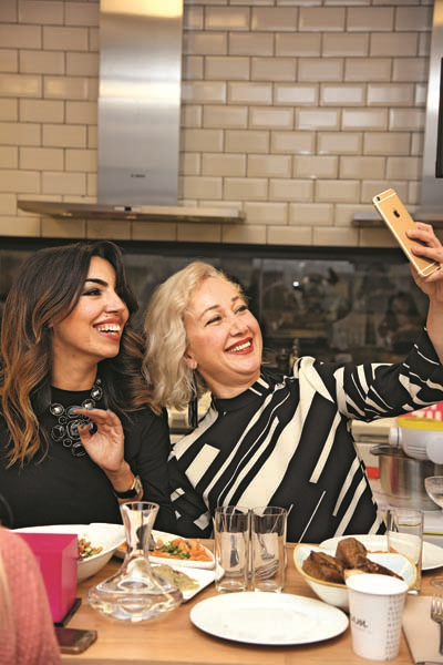 SOHBETLE RENKLENEN EĞLENCELİ YEMEK ATÖLYESİ