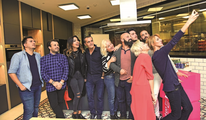 SOHBETLE RENKLENEN EĞLENCELİ YEMEK ATÖLYESİ