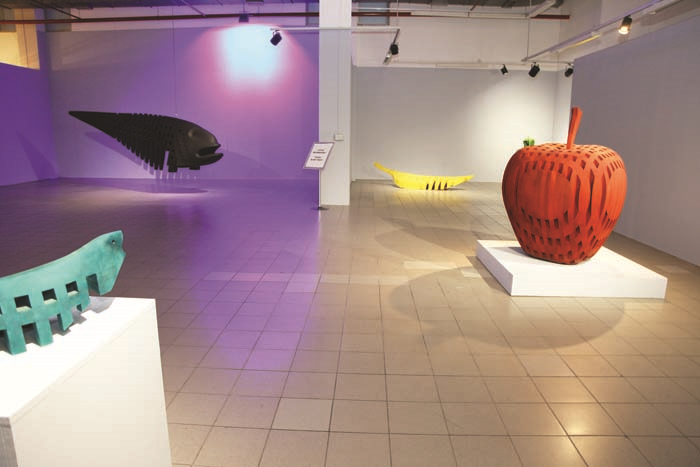 ELGİZ MÜZESİ’NDE SIRADIŞI  HEYKELLER 