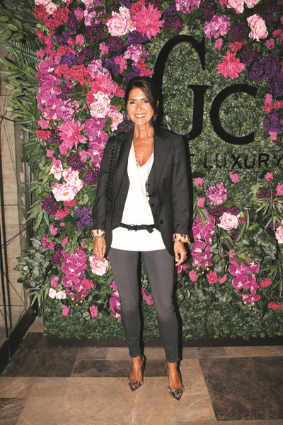 YENİ KOLEKSİYONDA  ÇİÇEKLERİN DANSI 