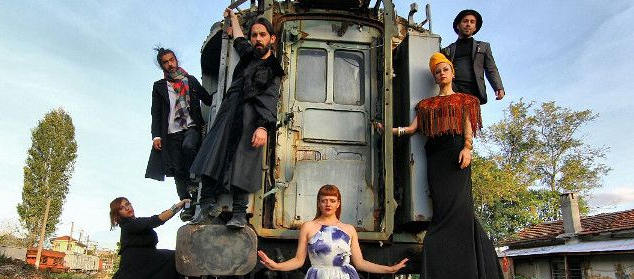 "KENARDAKİLER" OYUNU TÜRKİYE PRÖMİYERİNİ YAPACAK