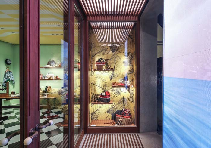 KARAYİPLER’E EGZOTİK MAĞAZA