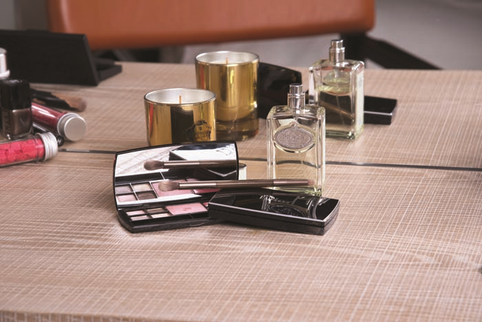 AHU ORAKÇIOĞLU MAKYAJ ÇANTASINI ARALADI