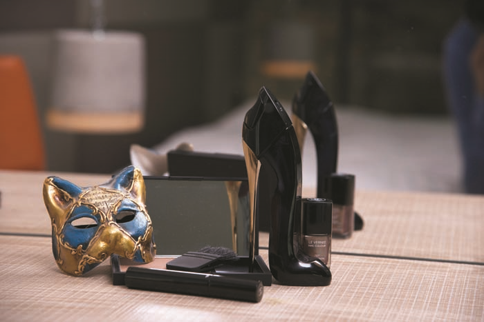 AHU ORAKÇIOĞLU MAKYAJ ÇANTASINI ARALADI