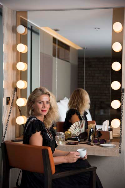 AHU ORAKÇIOĞLU MAKYAJ ÇANTASINI ARALADI