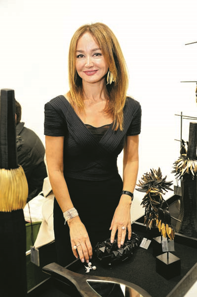 HÜLYA KALYONCU LÜKSLERİNİ ANLATTI 