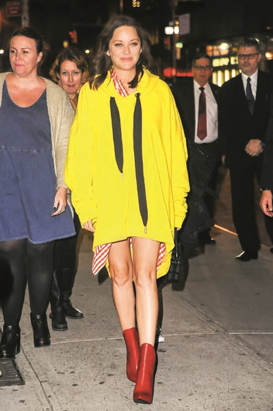 YENİ FİLMİNİ TANITAN MARION COTILLARD TARZIYLA ALKIŞ ALIYOR