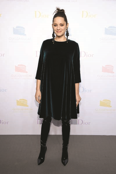 YENİ FİLMİNİ TANITAN MARION COTILLARD TARZIYLA ALKIŞ ALIYOR