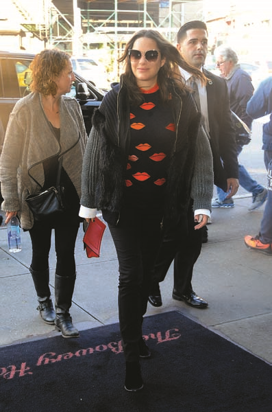 YENİ FİLMİNİ TANITAN MARION COTILLARD TARZIYLA ALKIŞ ALIYOR