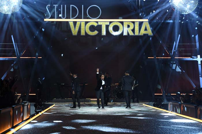 PARİSTEKİ VICTORIAS SECRET DEFİLESİ BÜYÜLEDİ