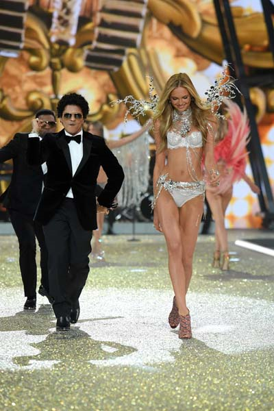 PARİSTEKİ VICTORIAS SECRET DEFİLESİ BÜYÜLEDİ