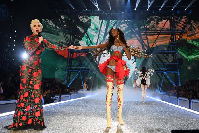 PARİSTEKİ VICTORIAS SECRET DEFİLESİ BÜYÜLEDİ