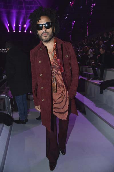 PARİSTEKİ VICTORIAS SECRET DEFİLESİ BÜYÜLEDİ