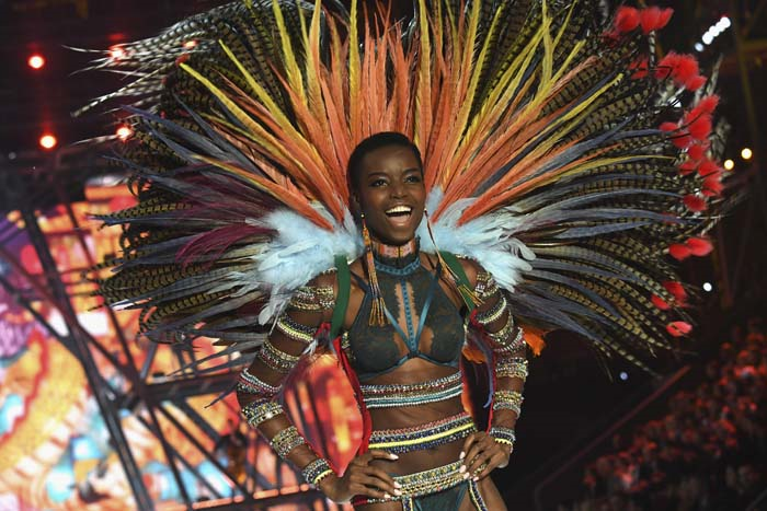 PARİSTEKİ VICTORIAS SECRET DEFİLESİ BÜYÜLEDİ