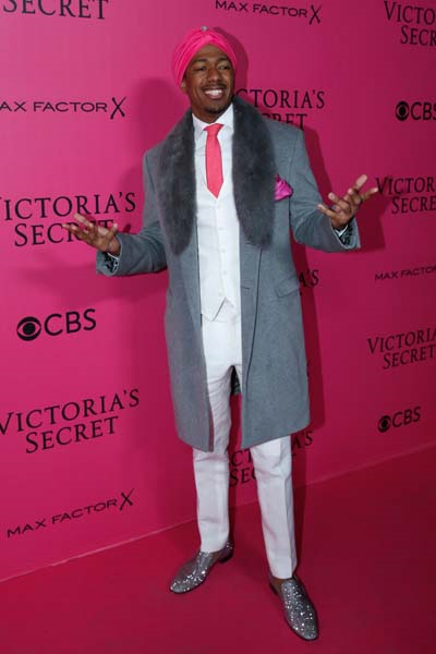 PARİSTEKİ VICTORIAS SECRET DEFİLESİ BÜYÜLEDİ