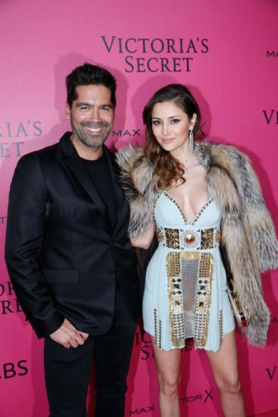 PARİSTEKİ VICTORIAS SECRET DEFİLESİ BÜYÜLEDİ