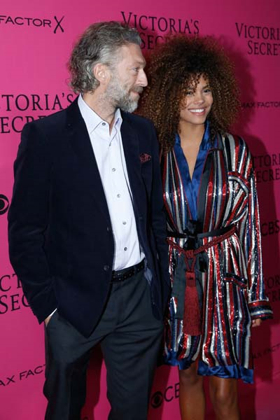 PARİSTEKİ VICTORIAS SECRET DEFİLESİ BÜYÜLEDİ