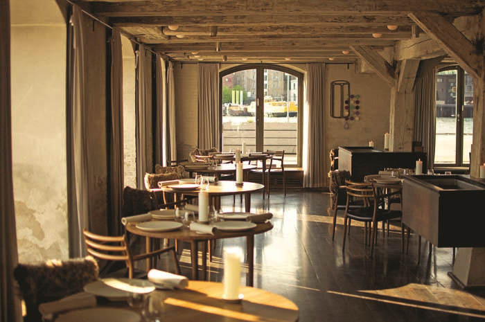 YELDA İPEKLİ LÜKSLERİNİ ALEM’E ANLATTI 